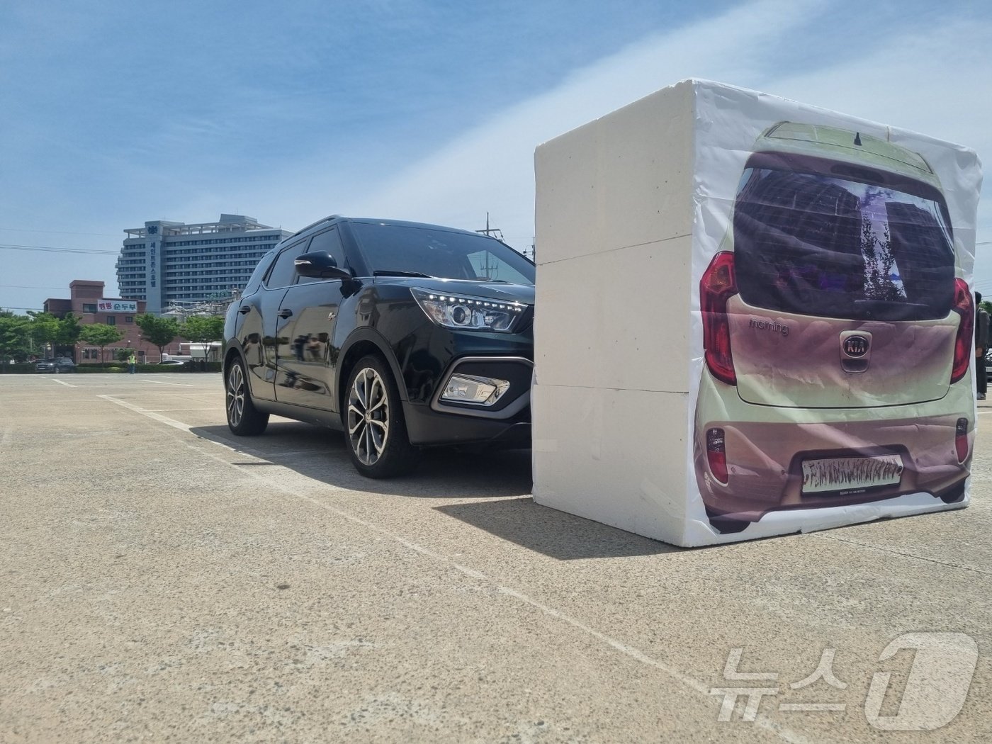 본문 이미지 - 지난 2022년 12월 강원 강릉에서 일어난 급발진 의심사고의 책임소재를 가리기 위한 민사소송이 진행 중인 가운데 운전자 측이 27일 강릉의 한 교회 주차장에서 자동긴급제동장치(AEB) 기능 재연시험을 진행하고 있다. 2024.5.27/뉴스1 윤왕근 기자