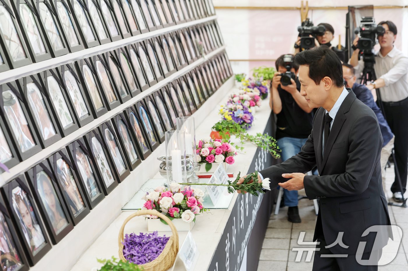 본문 이미지 - 오세훈 서울시장이 15일 오후 서울 중구 서울광장에 마련된 10·29 이태원 참사 희생자 합동분향소를 찾아 헌화하고 있다. 2024.6.15/뉴스1 ⓒ News1 민경석 기자