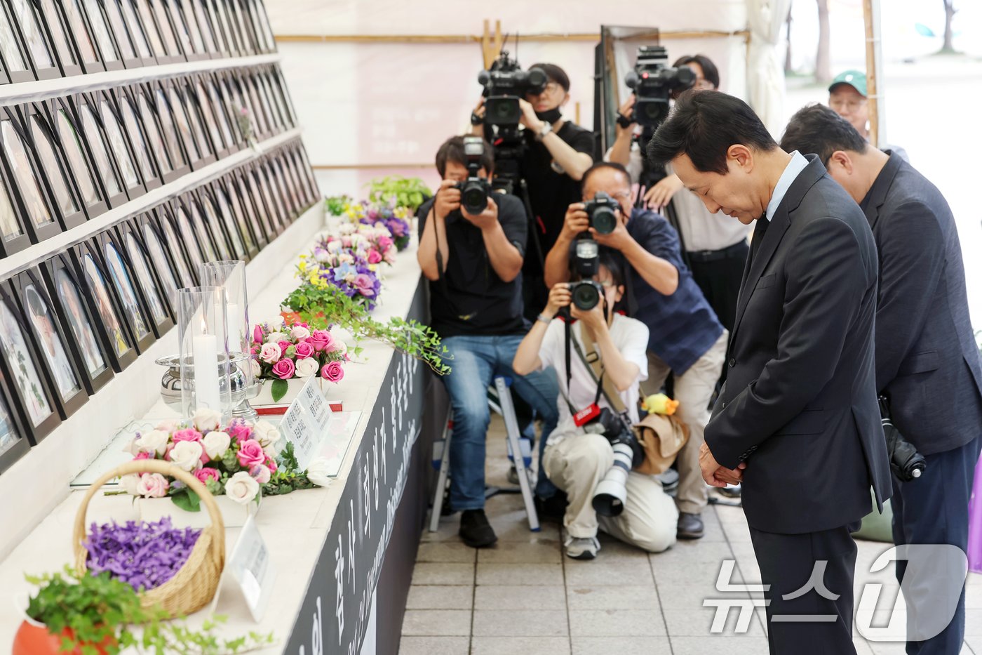 본문 이미지 - 오세훈 서울시장이 15일 오후 서울 중구 서울광장에 마련된 10·29 이태원 참사 희생자 합동분향소를 찾아 묵념하고 있다. 2024.6.15/뉴스1 ⓒ News1 민경석 기자