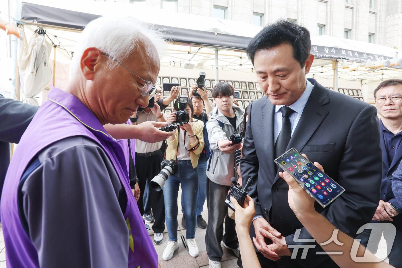 오세훈 서울시장이 15일 오후 서울 중구 서울광장에 마련된 10·29 이태원 참사 희생자 합동분향소를 찾아 유가족들을 위로하고 있다. 2024.6.15/뉴스1 ⓒ News1 민경석 기자