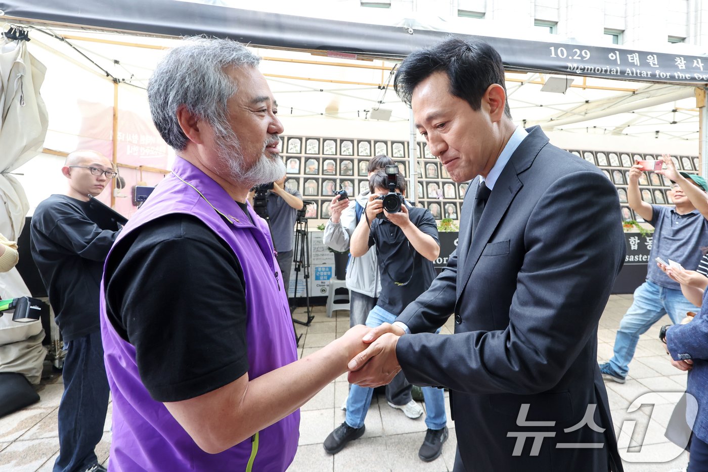 본문 이미지 - 오세훈 서울시장이 15일 오후 서울 중구 서울광장에 마련된 10·29 이태원 참사 희생자 합동분향소를 찾아 이정민 유가족협의회 운영위원장을 위로하고 있다. 2024.6.15/뉴스1 ⓒ News1 민경석 기자