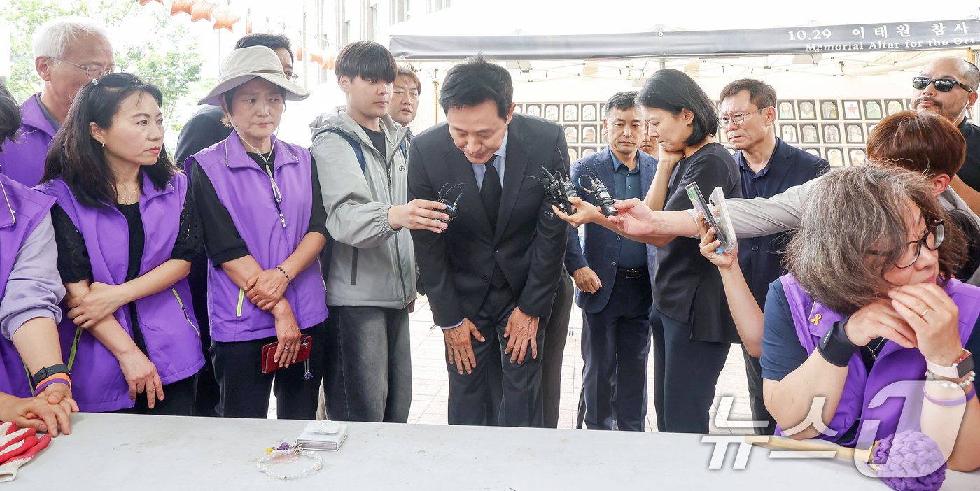 본문 이미지 - 오세훈 서울시장이 15일 오후 서울 중구 서울광장에 마련된 10·29 이태원 참사 희생자 합동분향소를 찾아 유가족들을 위로하고 있다. 2024.6.15/뉴스1 ⓒ News1 민경석 기자