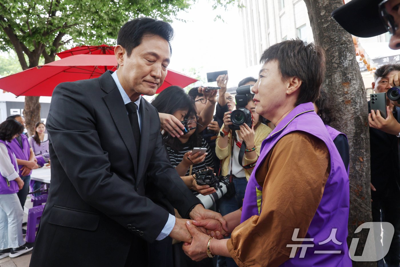 본문 이미지 - 오세훈 서울시장이 15일 오후 서울 중구 서울광장에 마련된 10·29 이태원 참사 희생자 합동분향소를 찾아 유가족들을 위로하고 있다. 2024.6.15/뉴스1 ⓒ News1 민경석 기자