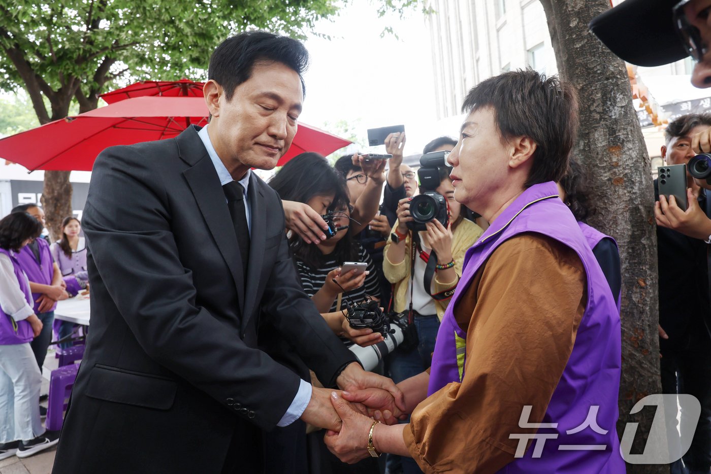 오세훈 서울시장이 15일 오후 서울 중구 서울광장에 마련된 10·29 이태원 참사 희생자 합동분향소를 찾아 유가족들을 위로하고 있다. 2024.6.15/뉴스1 ⓒ News1 민경석 기자