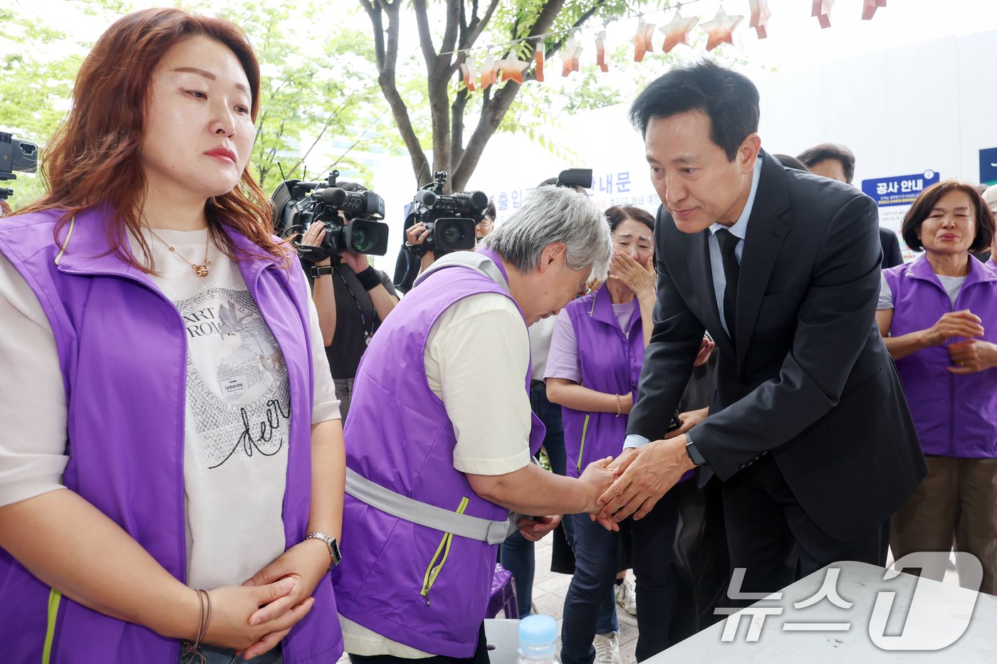 오세훈 서울시장이 15일 오후 서울 중구 서울광장에 마련된 10·29 이태원 참사 희생자 합동분향소를 찾아 유가족들을 위로하고 있다. 2024.6.15/뉴스1 ⓒ News1 민경석 기자