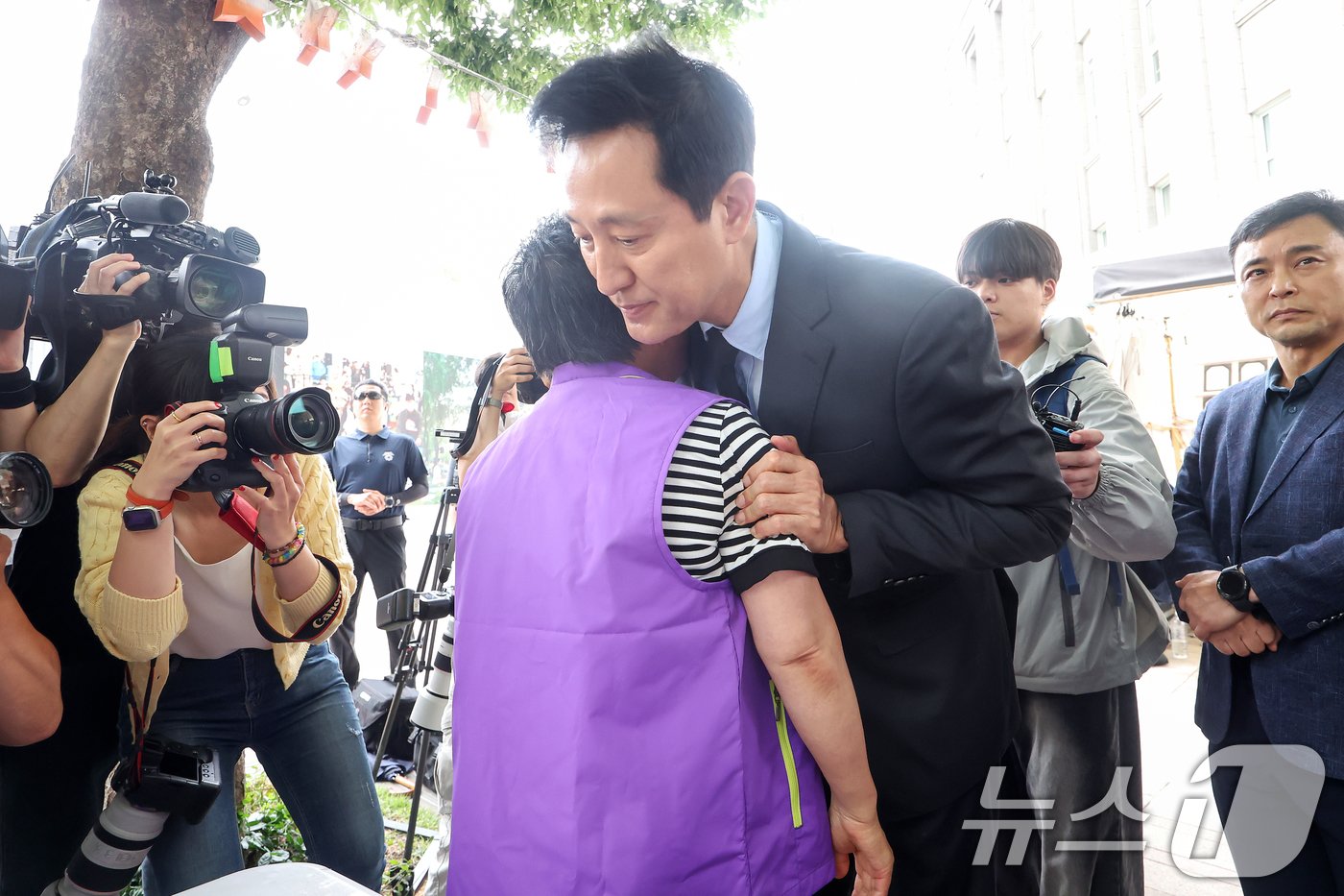본문 이미지 - 오세훈 서울시장이 15일 오후 서울 중구 서울광장에 마련된 10·29 이태원 참사 희생자 합동분향소를 찾아 유가족들을 위로하고 있다. 2024.6.15/뉴스1 ⓒ News1 민경석 기자