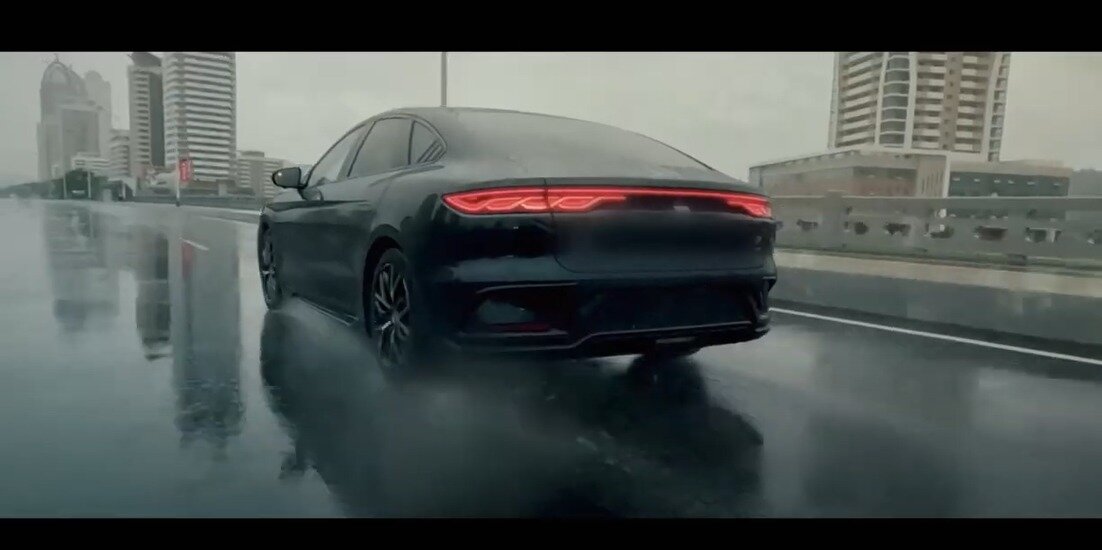 본문 이미지 - 북한이 해외 유력 전기차 생산회사로부터 전기차를 수입해 판매하고 있다고 주장했다.  CG(컴퓨터그래픽)를 활용한 것으로 보이는 홍보 영상.(유튜브 갈무리) 