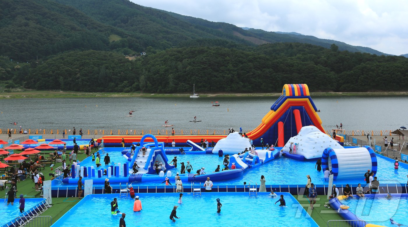본문 이미지 - 소양호 옆에 마련된 '2024 인제 캠프레이크 페스티벌' 대형 물놀이장.(인제군 제공)/뉴스1 DB