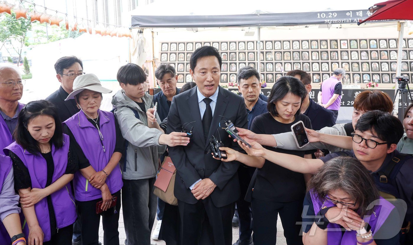 본문 이미지 - 오세훈 서울시장이 15일 오후 서울 중구 서울광장에 마련된 10·29 이태원 참사 희생자 합동분향소를 찾아 유가족들을 위로하고 있다. 2024.6.15/뉴스1 ⓒ News1 민경석 기자