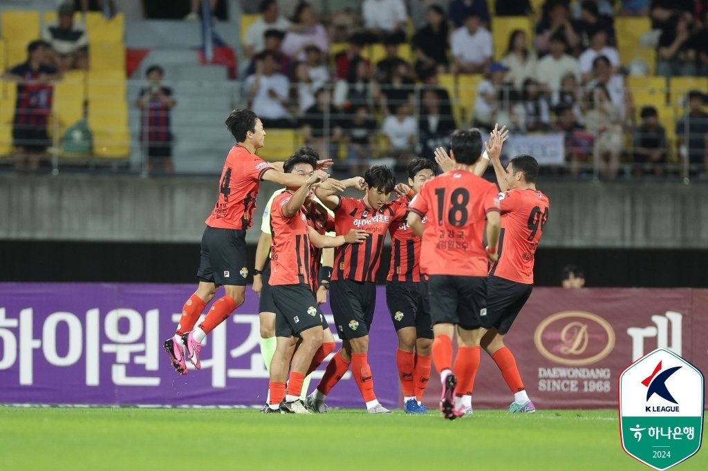 강원FC가 5연승을 이어가며 K리그1 선두에 올랐다. &#40;한국프로축구연맹 제공&#41;