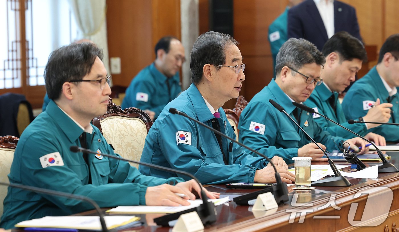 한덕수 국무총리가 16일 서울 종로구 정부서울청사에서 의사집단행동 중앙재난안전대책본부 회의를 주재하며 모두발언을 하고 있다. 2024.6.16/뉴스1 ⓒ News1 김성진 기자