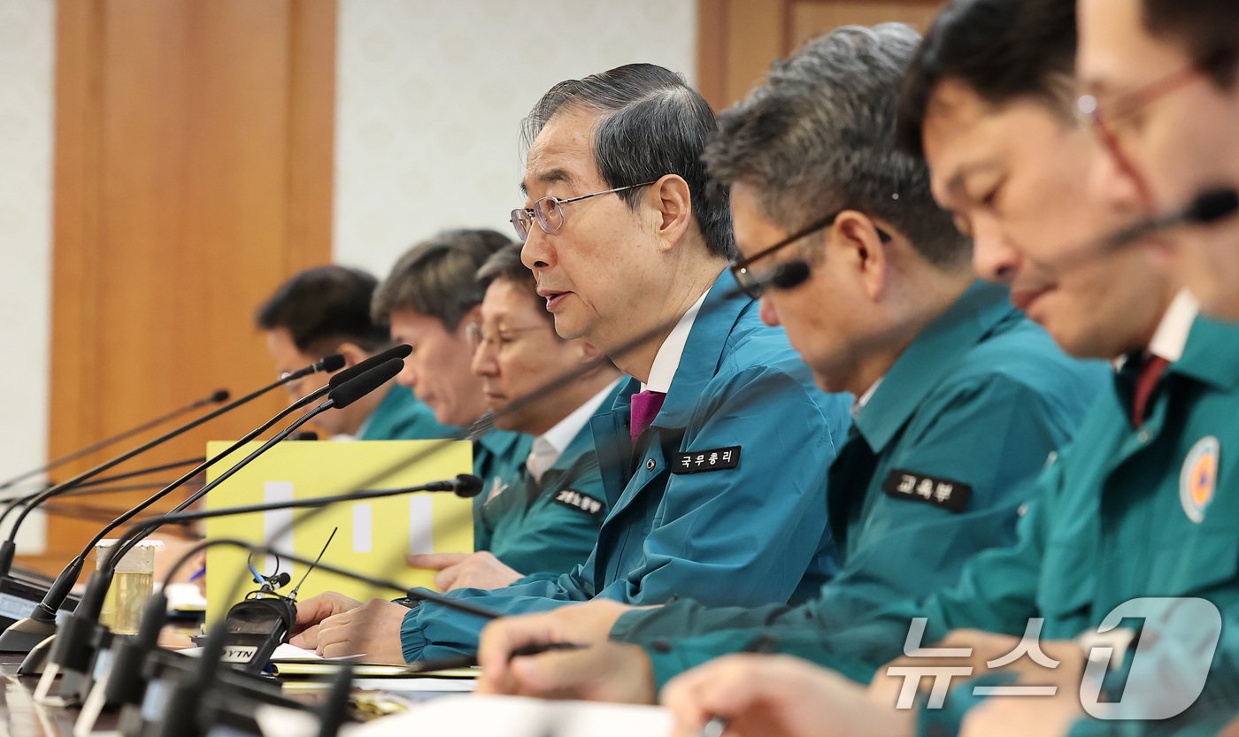 본문 이미지 - 한덕수 국무총리가 16일 서울 종로구 정부서울청사에서 의사집단행동 중앙재난안전대책본부 회의를 주재하며 모두발언을 하고 있다. 2024.6.16/뉴스1 ⓒ News1 김성진 기자
