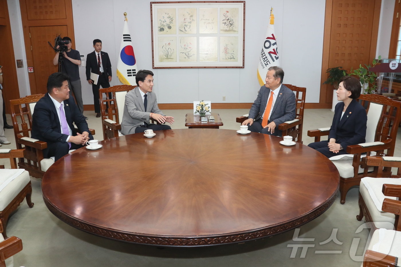 본문 이미지 - 지난 13일 강원 춘천 소재 강원도청에서 강원도와 태백시, 행정안전부와 환경부는 '석탄 경석의 폐기물 규제 개선 업무협약'을 체결했다.(강원도 제공)/뉴스1