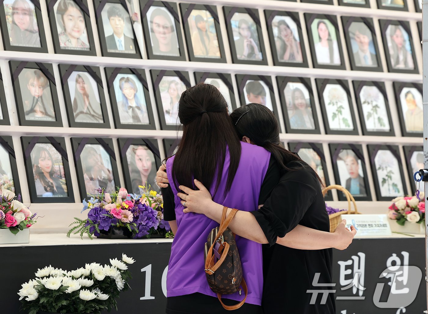 본문 이미지 - 16일 서울 중구 서울광장에 마련된 10·29 이태원 참사 희생자 합동분향소를 찾은 시민이 유가족을 위로하고 있다. 한편, 시와 이태원 참사 유가족협의회·시민대책회의는 지난 5일 합동 분향소를 시청 인근 중구 을지로 1가 부림빌딩 1층 실내로 이전하기로 합의했다. 유가족 측은 이날부터 11월 2일까지 새로 이전하는 곳을 '기억·소통 공간'으로 운영한다는 방침이다. 2024.6.16/뉴스1 ⓒ News1 김진환 기자