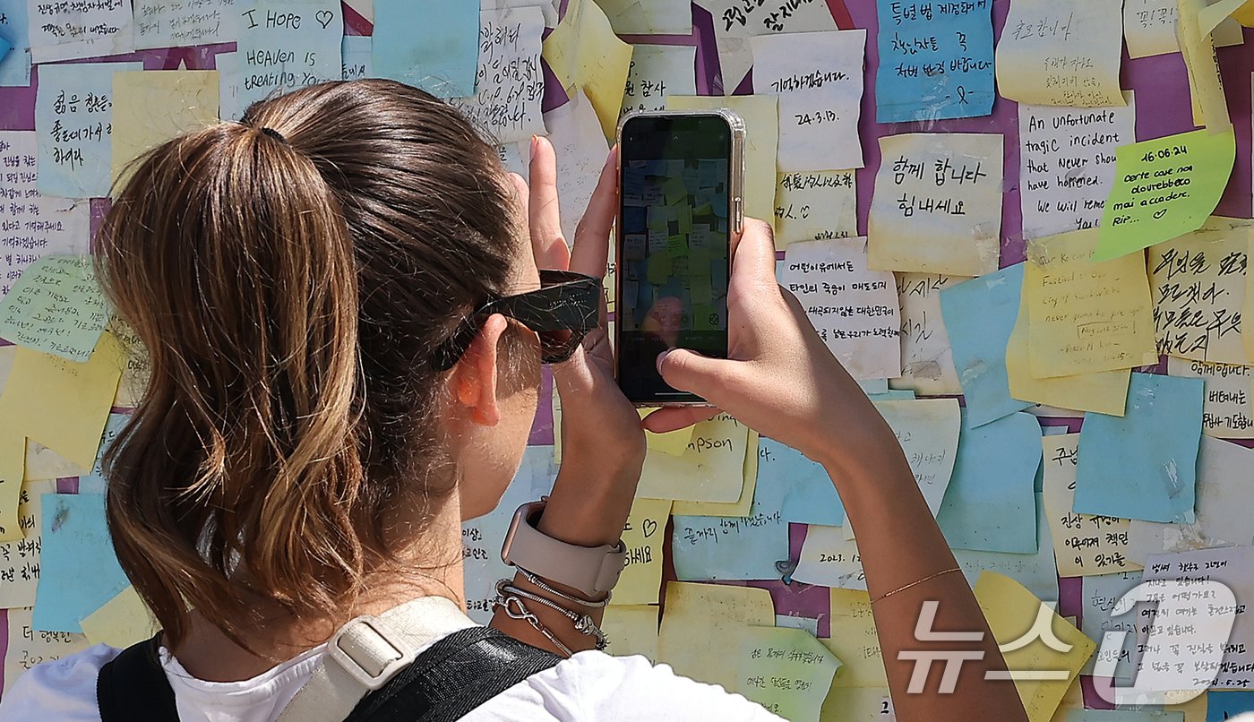 본문 이미지 - 16일 서울 중구 서울광장에 마련된 10·29 이태원 참사 희생자 합동분향소를 찾은 외국인 관광객들이 희생자들을 추모하고 있다. 2024.6.16/뉴스1 ⓒ News1 김진환 기자