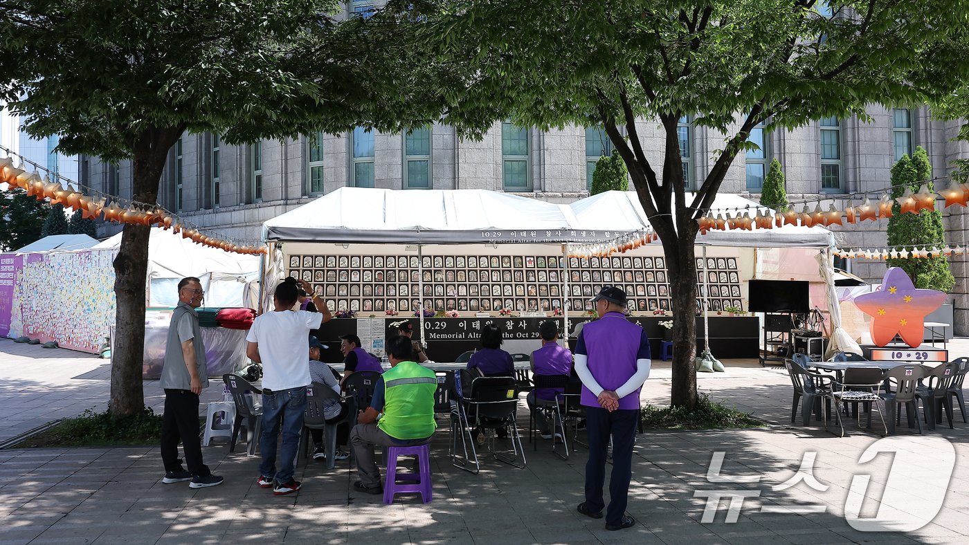 본문 이미지 - 16일 서울 중구 서울광장에 마련된 10·29 이태원 참사 희생자 합동분향소를 찾은 시민이 희생자들을 추모하고 있다.  2024.6.16/뉴스1 ⓒ News1 김진환 기자