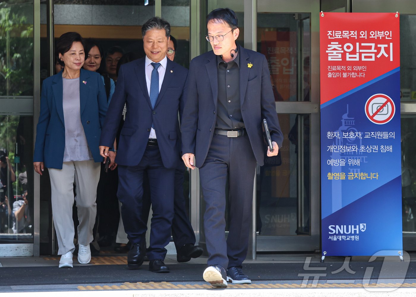 박주민 국회 보건복지위원회 위원장과 위원회 의원들이 16일 서울 종로구 서울대학교병원에서 열리는 서울대병원 교수 비대위·집행부 현장간담회에 참석하고 있다. 2024.6.16/뉴스1 ⓒ News1 김도우 기자