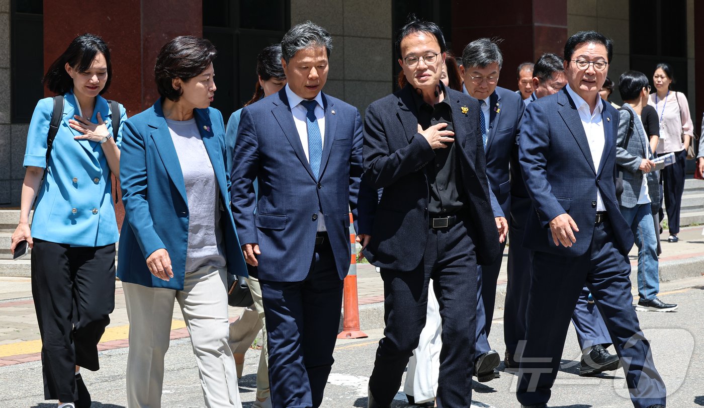 박주민 국회 보건복지위원회 위원장과 위원회 의원들이 16일 서울 종로구 서울대학교병원에서 열리는 서울대병원 교수 비대위·집행부 현장간담회에 참석하고 있다. 2024.6.16/뉴스1 ⓒ News1 김도우 기자