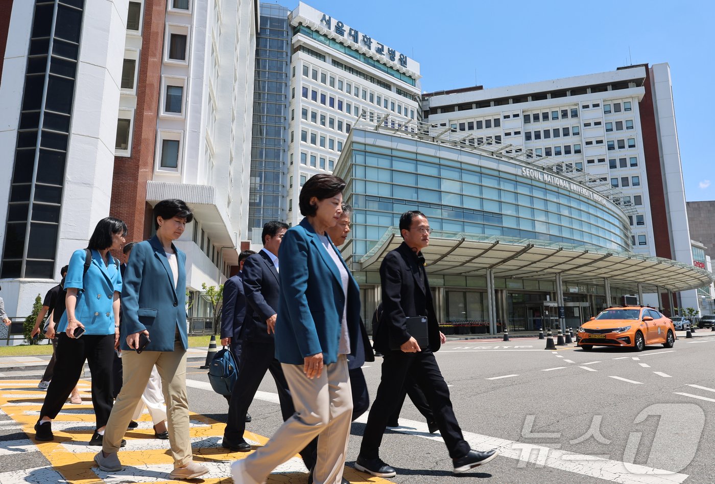 본문 이미지 - 박주민 국회 보건복지위원회 위원장과 위원회 의원들이 16일 서울 종로구 서울대학교병원에서 열리는 서울대병원 교수 비대위·집행부 현장간담회에 참석하고 있다. 2024.6.16/뉴스1 ⓒ News1 김도우 기자