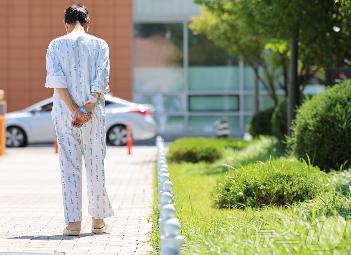 서울대병원 집단휴진을 하루 앞둔 16일 서울 종로구 서울대학교 병원에서 환자가 오가고 있다. 2024.6.16/뉴스1 ⓒ News1 김도우 기자