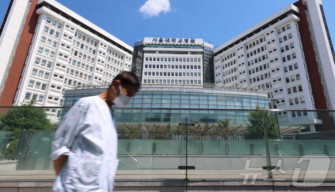 서울대병원 집단휴진을 하루 앞둔 16일 서울 종로구 서울대학교 병원에서 환자가 오가고 있다. 2024.6.16/뉴스1 ⓒ News1 김도우 기자