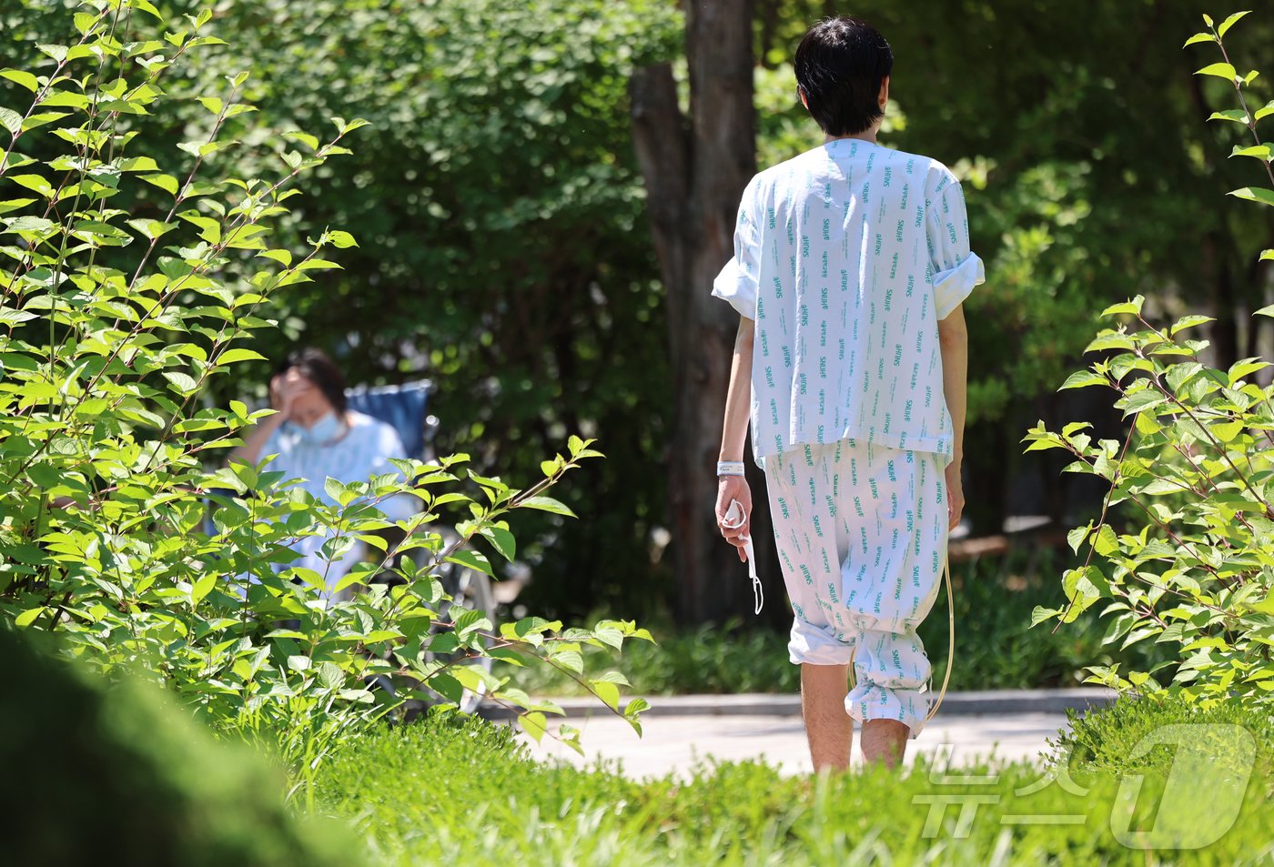 서울대병원 집단휴진을 하루 앞둔 16일 서울 종로구 서울대학교 병원에서 환자가 휴식을 취하고 있다. 2024.6.16/뉴스1 ⓒ News1 김도우 기자