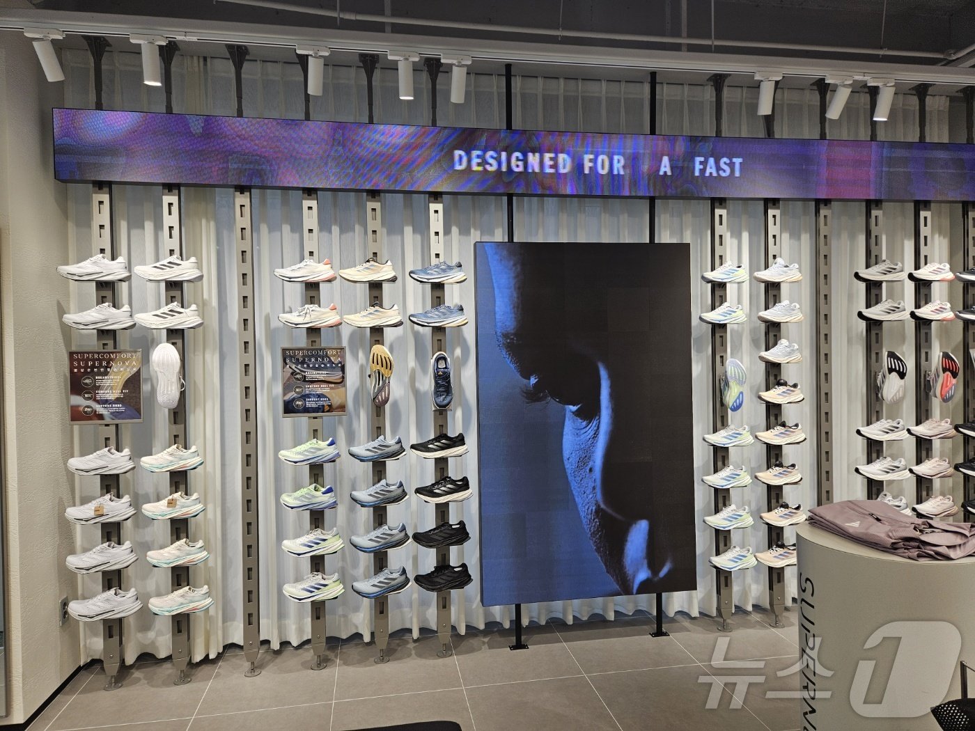 본문 이미지 - 아디다스 홍대 브랜드센터 매장 모습.ⓒ 뉴스1/김진희 기자.