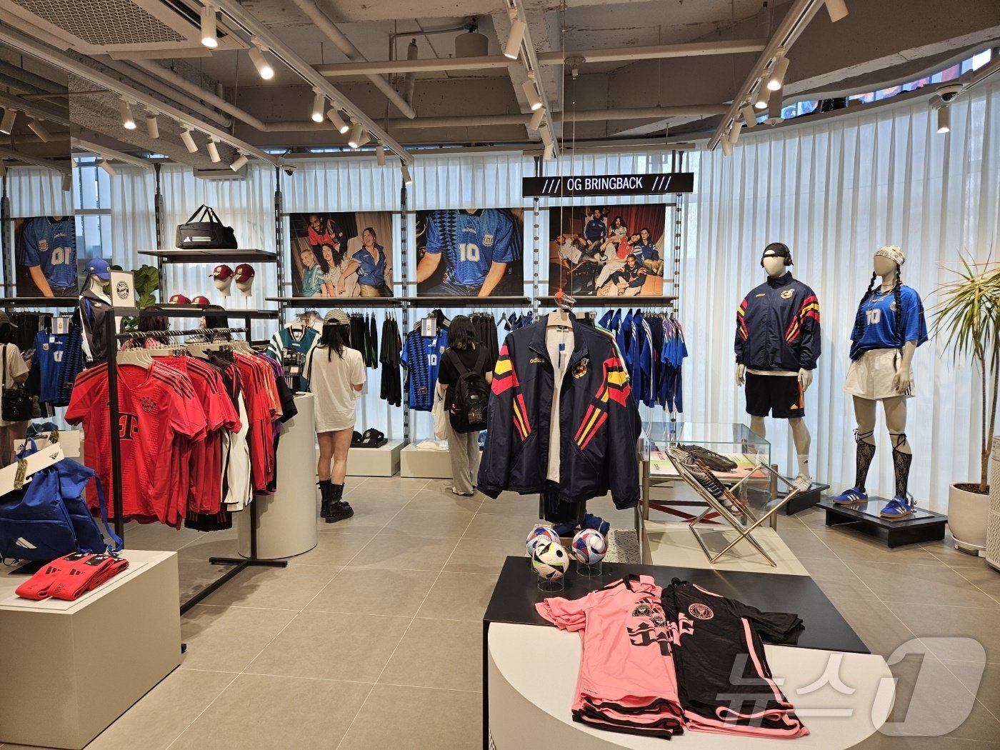 본문 이미지 - 아디다스 홍대 브랜드센터 매장 모습.ⓒ 뉴스1/김진희 기자.