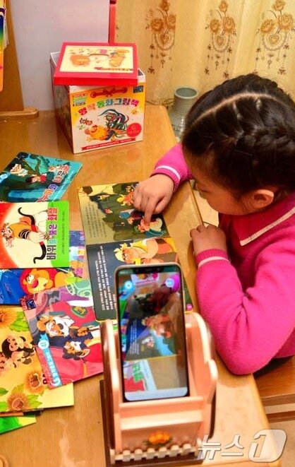 본문 이미지 - 대외선전용 월간지 '금수강산' 6월호는 최근 "교육도서출판사 아동지능교육도서연구소에서 어린이들의 호기심을 만족시키며 학습에 도움을 줄 수 있는 새로운 형식의 '어린이 지능교육용 음성도서'를 개발했다"라고 보도했다.(금수강산 갈무리)