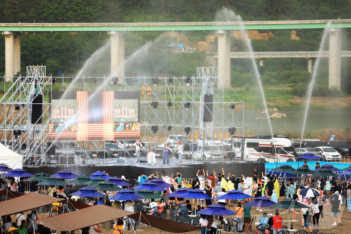 본문 이미지 - 6월15일 강원 인제군 남면 빙어호 일원에서 &#39;제1회 인제 캠프LAKE 페스티벌&#39;에 참가한 관광객들이 워터풀원더풀 행사를 즐기고 있다. &#40;인제군 제공&#41;2024.6.16/뉴스1 ⓒ News1 이종재 기자