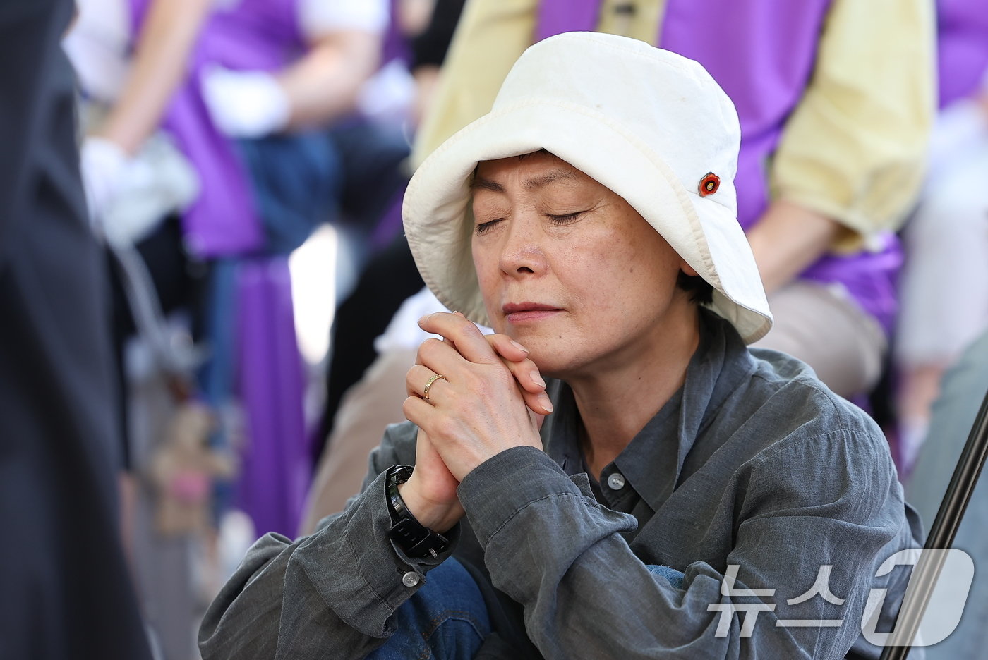 본문 이미지 - 10·29 이태원 참사 희생자 유가족들이 16일 오후 서울 중구 서울광장에 마련된 희생자 합동분향소에서 그리움과 다짐의 희생자 이름을 부르고 있다. 2024.6.16/뉴스1 ⓒ News1 김진환 기자