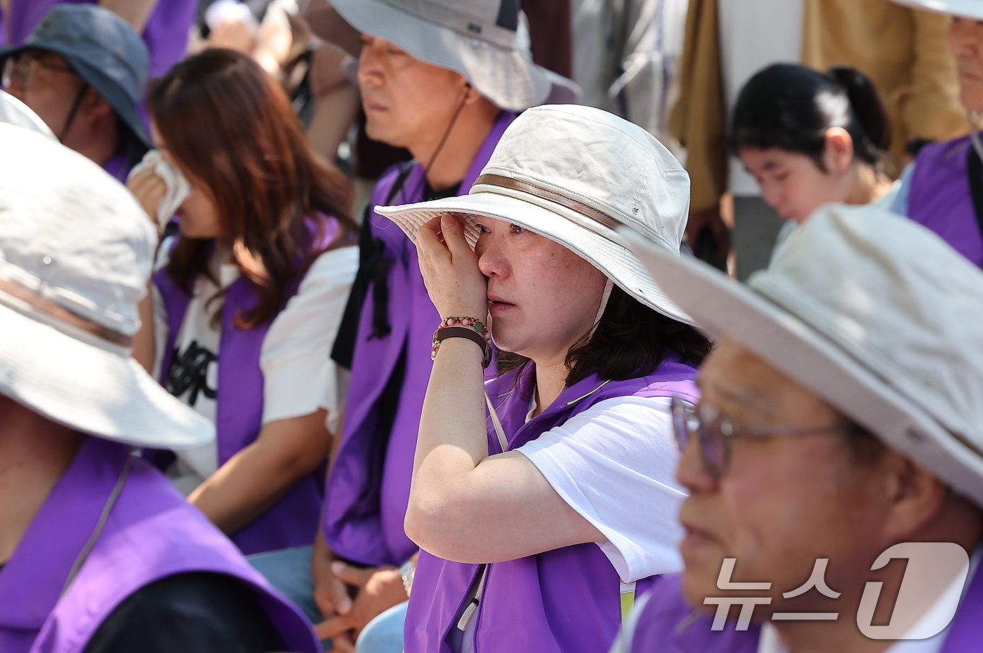 본문 이미지 - 10·29 이태원 참사 희생자 유가족들이 16일 오후 서울 중구 서울광장에 마련된 희생자 합동분향소에서 그리움과 다짐의 희생자 이름을 부르며 눈물을 흘리고 있다. 2024.6.16/뉴스1 ⓒ News1 김진환 기자