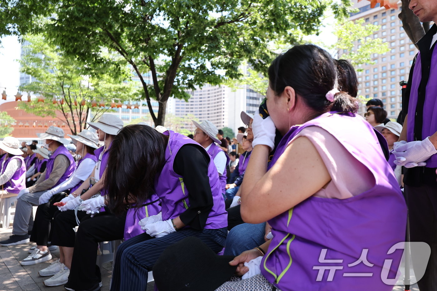 본문 이미지 - 10·29 이태원 참사 희생자 유가족들이 16일 오후 서울 중구 서울광장에 마련된 희생자 합동분향소에서 추모의식이 열리고 있다. 2024.6.16/뉴스1 ⓒ News1 김진환 기자