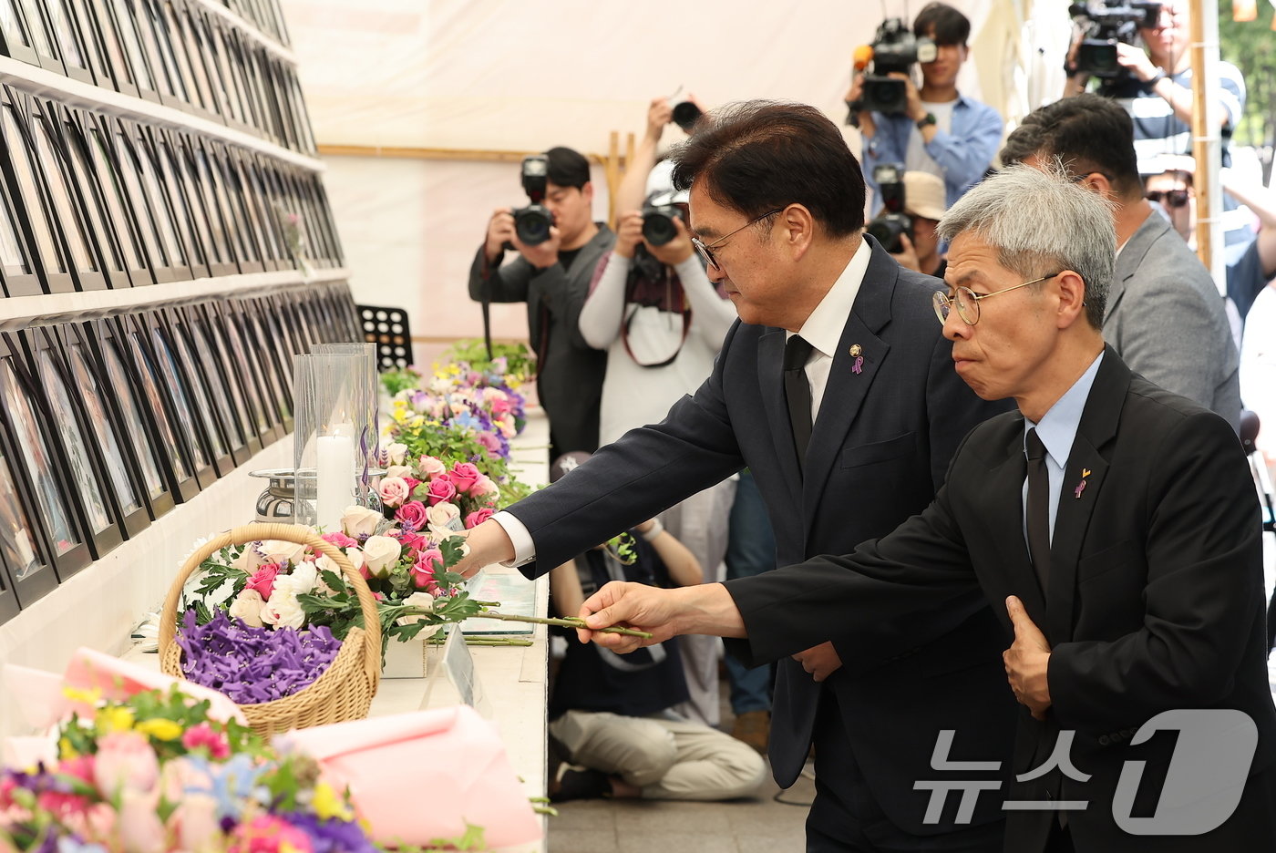 우원식 국회의장이 16일 오후 서울 중구 서울광장에서 열린 이태원 참사 희생자 합동분향소 운영 종료식에 참석해 헌화하고 있다. 2024.6.16/뉴스1 ⓒ News1 김진환 기자