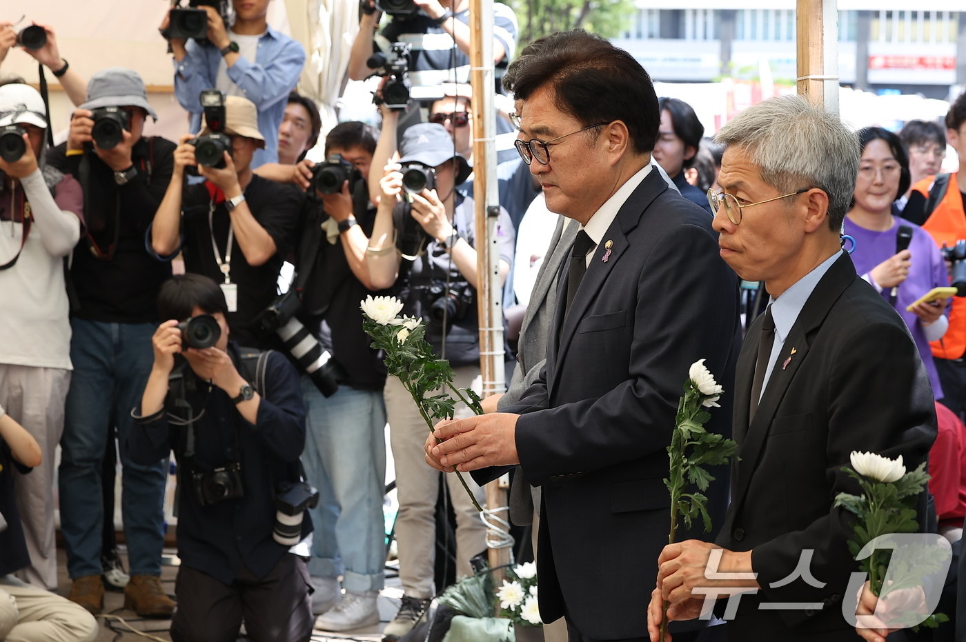 본문 이미지 - 우원식 국회의장이 16일 오후 서울 중구 서울광장에서 열린 이태원 참사 희생자 합동분향소 운영 종료식에 참석해 헌화하고 있다. 2024.6.16/뉴스1 ⓒ News1 김진환 기자
