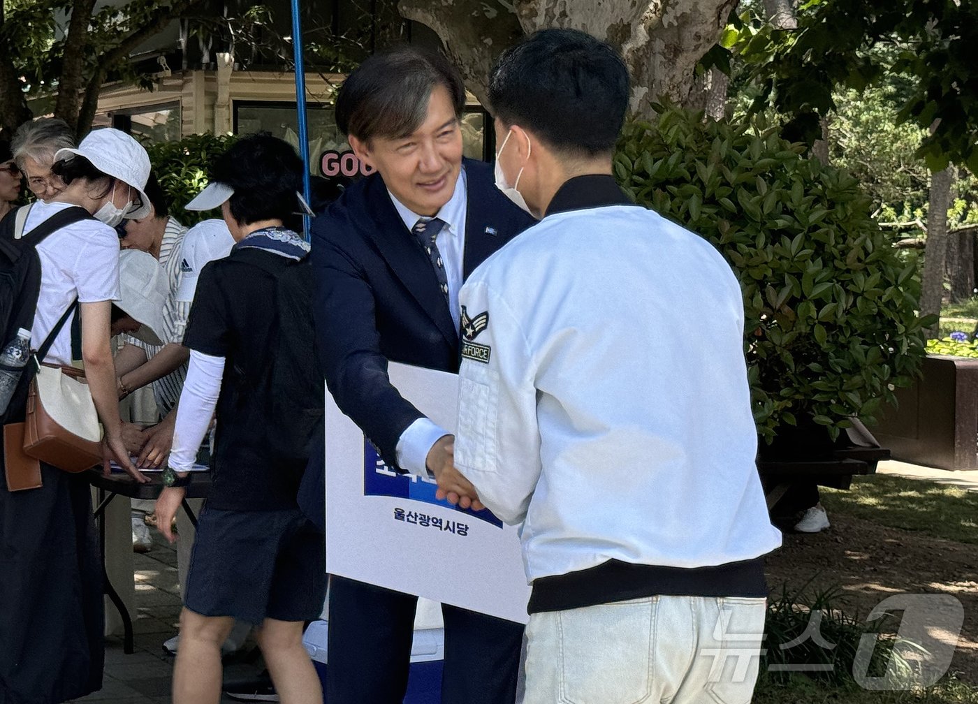 조국혁신당 조국 대표가 16일 오후 울산 동구 대왕암공원을 방문해 당원 배가 운동을 갖고 울산 시민들과 인사하고 있다. 2024.6.16/뉴스1 ⓒ News1 김세은 기자