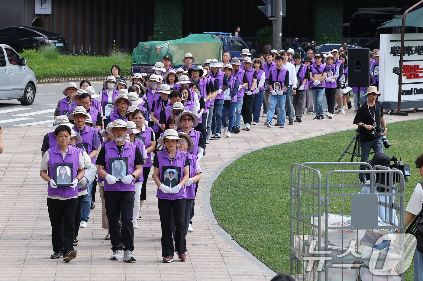 본문 이미지 - 10·29 이태원 참사 희생자 유가족들이 16일 오후 서울 중구 서울광장에 마련된 희생자 합동분향소에서 분향소 운영 종료식을 마치고 을지로 부림빌딩에 마련된 10·29 이태원 참사 기억소통 공간 ‘별들의 집’으로 행진하고 있다. 2024.6.16/뉴스1 ⓒ News1 김진환 기자