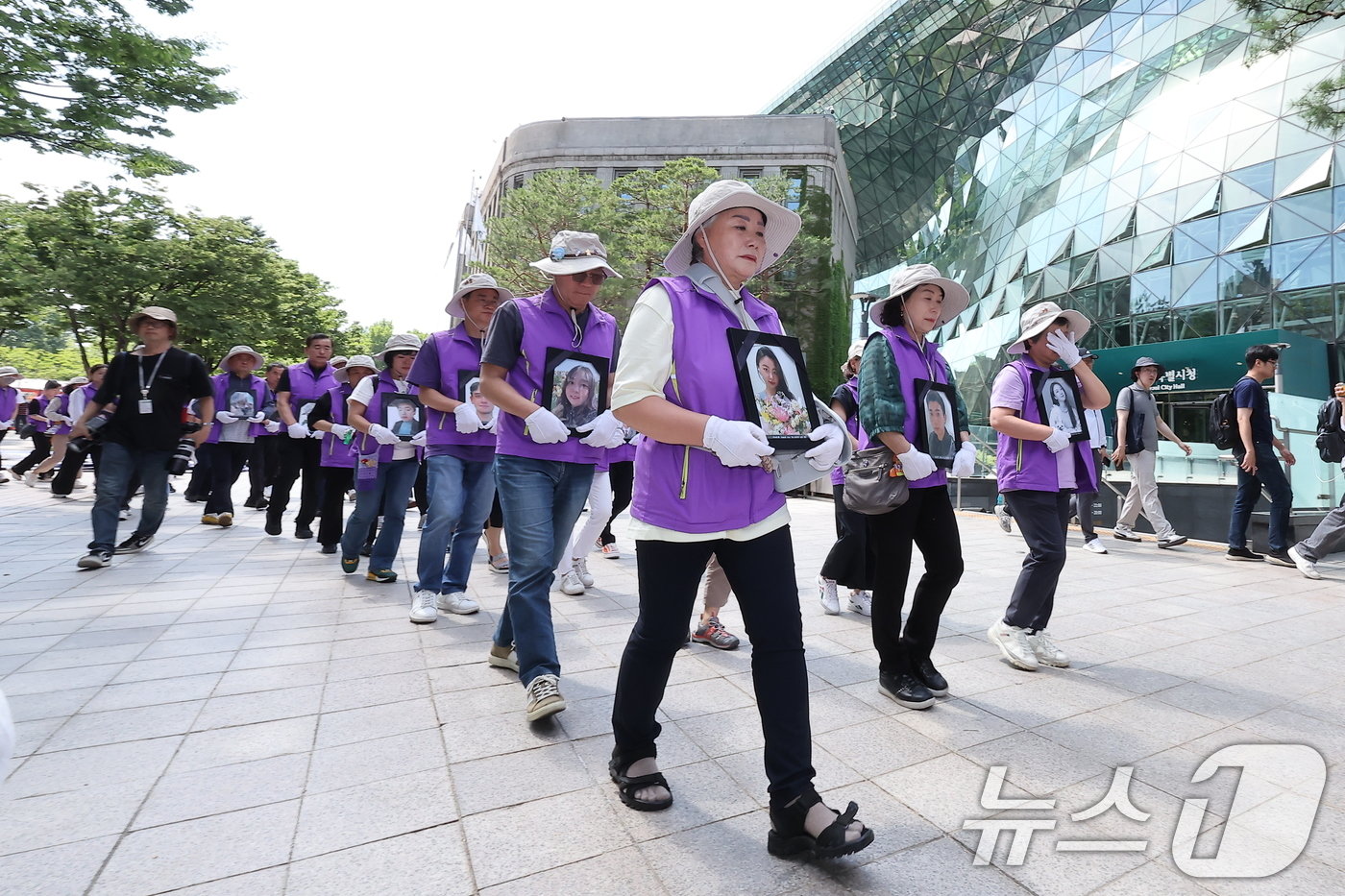 본문 이미지 - 10·29 이태원 참사 희생자 유가족들이 16일 오후 서울 중구 서울광장에 마련된 희생자 합동분향소에서 분향소 운영 종료식을 마치고 을지로 부림빌딩에 마련된 10·29 이태원 참사 기억소통 공간 ‘별들의 집’으로 행진하고 있다. 2024.6.16/뉴스1 ⓒ News1 김진환 기자