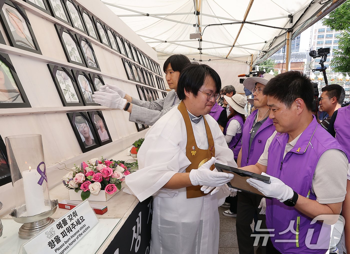 본문 이미지 - 10·29 이태원 참사 희생자 유가족들이 16일 오후 서울 중구 서울광장에서 열린 희생자 합동분향소 운영 종료식에서 4대 종단 관계자들에게 영정 사진을 전달받고 있다. 2024.6.16/뉴스1 ⓒ News1 김진환 기자
