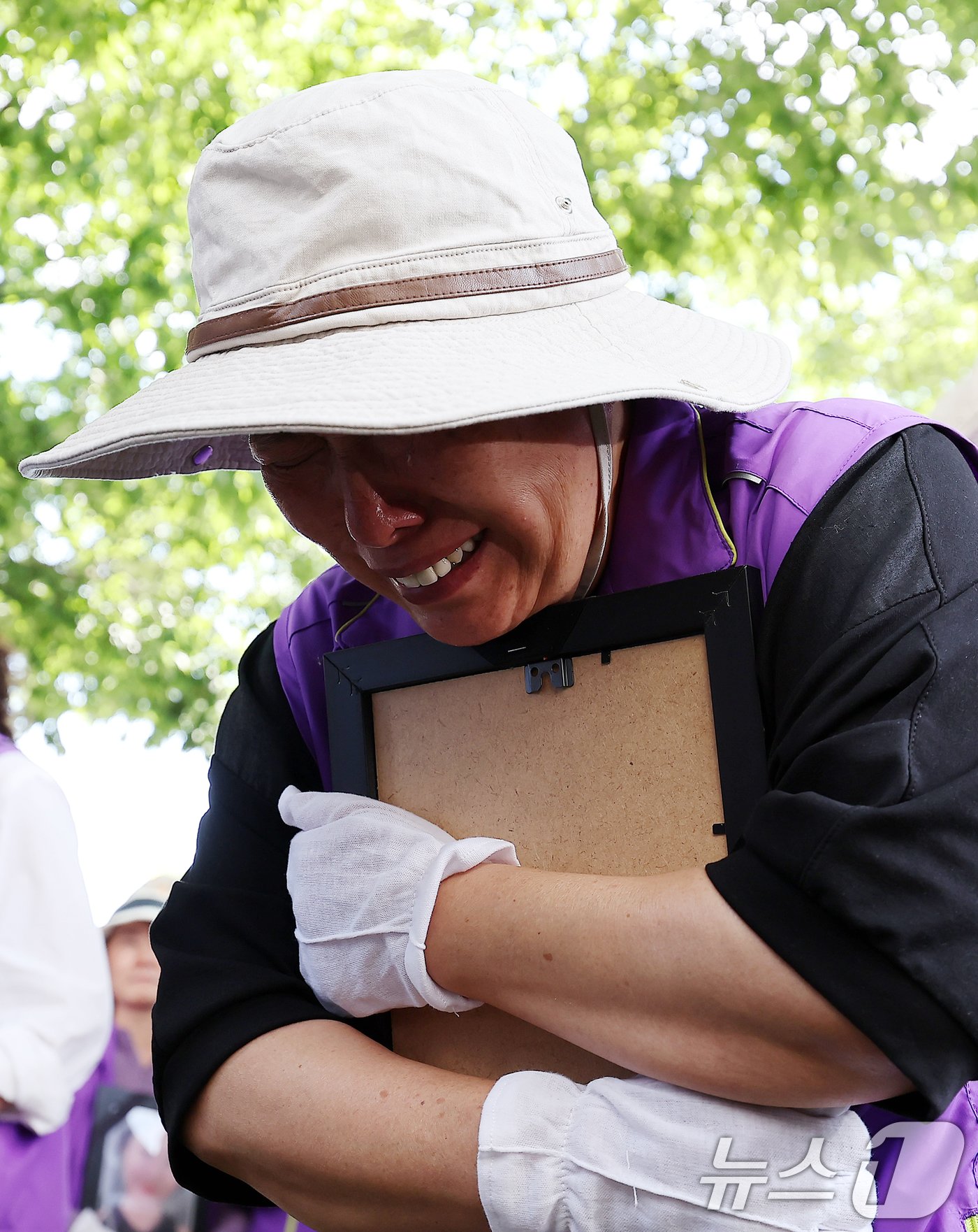 본문 이미지 - 16일 오후 서울 중구 서울광장에서 열린 10·29 이태원 참사 희생자 합동분향소 운영 종료식에서 한 유가족이 영정사진을 들고 눈물을 흘리고 있다. 2024.6.16/뉴스1 ⓒ News1 김진환 기자