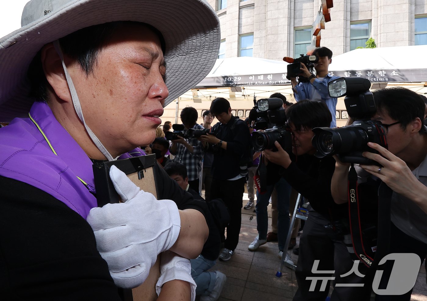 본문 이미지 - 16일 오후 서울 중구 서울광장에서 열린 10·29 이태원 참사 희생자 합동분향소 운영 종료식에서 한 유가족이 영정사진을 들고 눈물을 흘리고 있다. 2024.6.16/뉴스1 ⓒ News1 김진환 기자