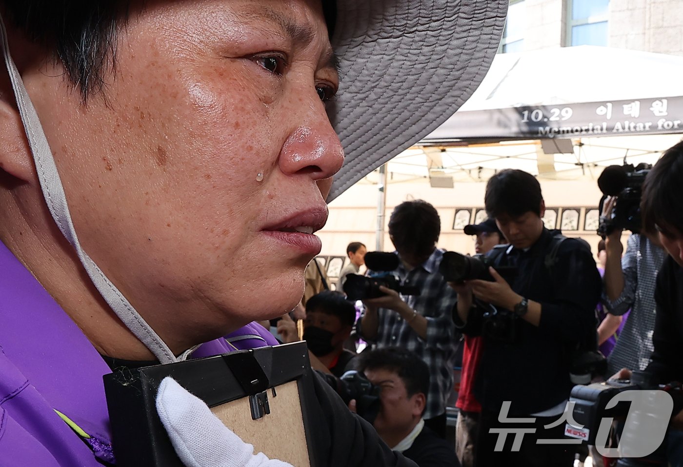 본문 이미지 - 16일 오후 서울 중구 서울광장에서 열린 10·29 이태원 참사 희생자 합동분향소 운영 종료식에서 한 유가족이 영정사진을 들고 눈물을 흘리고 있다. 2024.6.16/뉴스1 ⓒ News1 김진환 기자