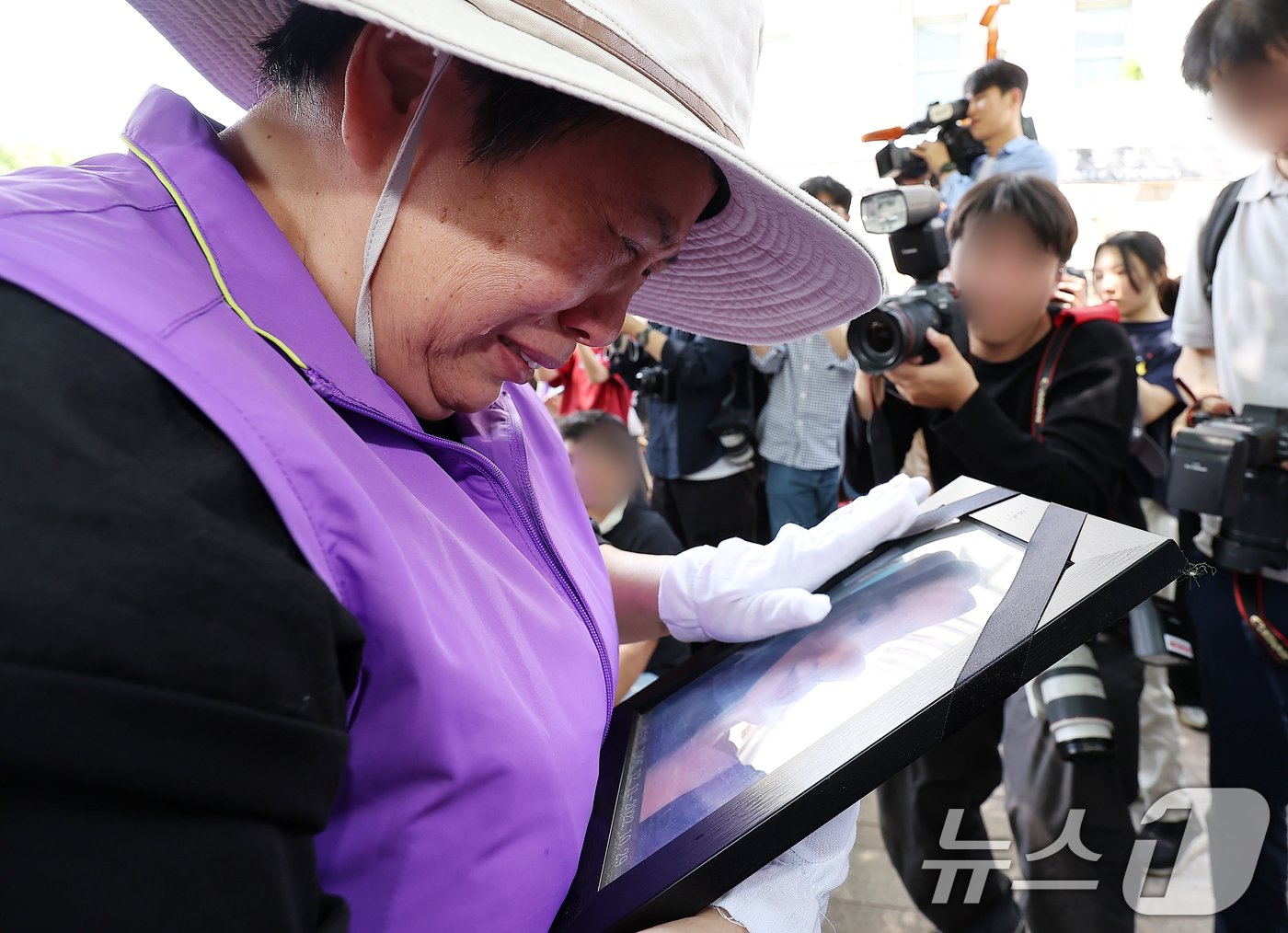 본문 이미지 - 16일 오후 서울 중구 서울광장에서 열린 10·29 이태원 참사 희생자 합동분향소 운영 종료식에서 한 유가족이 영정사진을 들고 눈물을 흘리고 있다. 2024.6.16/뉴스1 ⓒ News1 김진환 기자