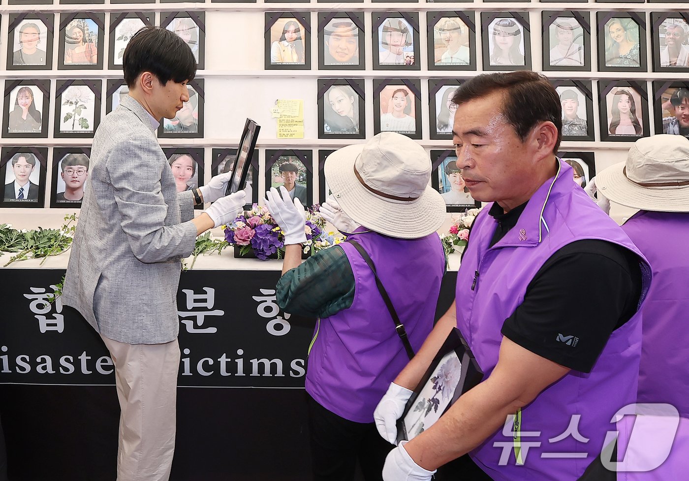 10·29 이태원 참사 희생자 유가족들이 16일 오후 서울 중구 서울광장에서 열린 희생자 합동분향소 운영 종료식에서 4대 종단 관계자들에게 영정 사진을 전달받고 있다. 2024.6.16/뉴스1 ⓒ News1 김진환 기자