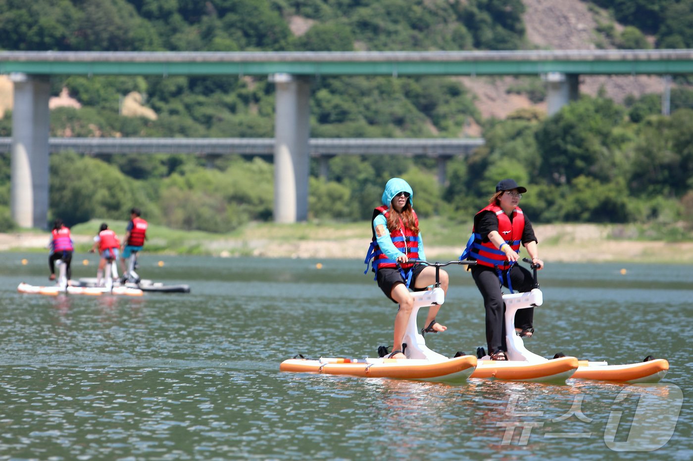 제1회 인제 캠프LAKE 페스티벌&#39;에 참가한 관광객들이 수상자전거, 투명카약 등의 수상레포츠를 즐기고 있다.&#40;인제군 제공&#41;2024.6.16/뉴스1 ⓒ News1 이종재 기자