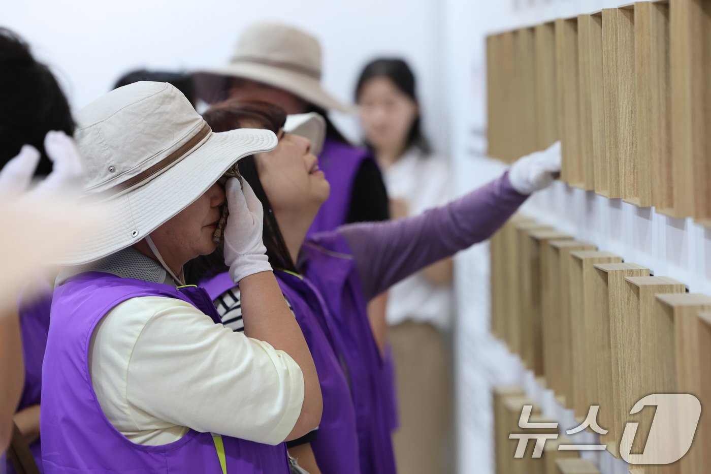 본문 이미지 - 16일 오후 서울 중구 을지로 1가 부림빌딩에 마련된 10·29 이태원 참사 기억·소통공간 '별들의 집'에서 유가족이 영정을 보며 슬퍼하고 있다. 이날 분향소는 서울광장에서 을지로 1가 부림빌딩 1층 실내로 이전했다. (공동취재) 2024.6.16/뉴스1 ⓒ News1 김진환 기자