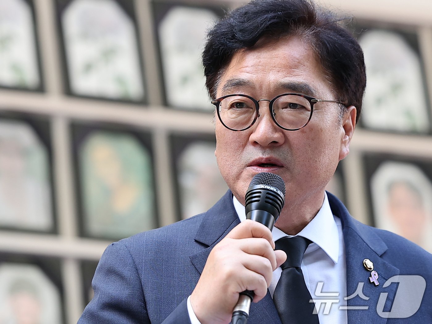 본문 이미지 - 우원식 국회의장이 16일 오후 서울 중구 서울광장에서 열린 이태원 참사 희생자 합동분향소 운영 종료식에 참석해 발언하고 있다. 2024.6.16/뉴스1 ⓒ News1 김진환 기자