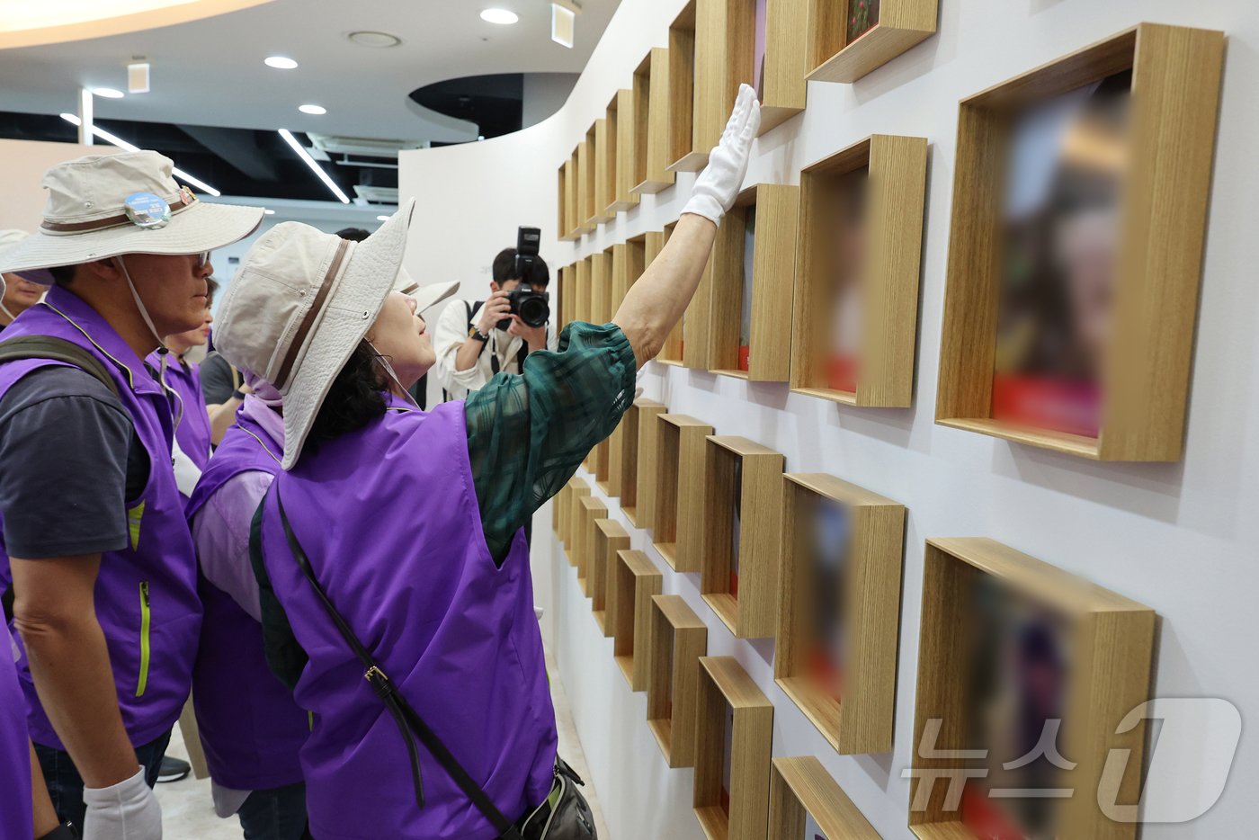 본문 이미지 - 16일 오후 서울 중구 을지로 1가 부림빌딩에 마련된 10·29 이태원 참사 기억·소통공간 '별들의 집'을 유가족들이 둘러보고 있다. 이날 분향소는 서울광장에서 을지로 1가 부림빌딩 1층 실내로 이전했다. (공동취재) 2024.6.16/뉴스1 ⓒ News1 김진환 기자