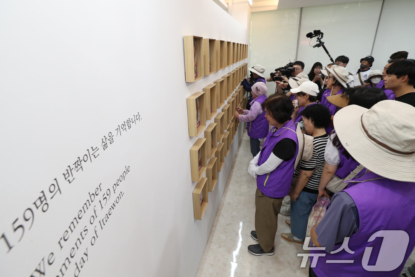 16일 오후 서울 중구 을지로 1가 부림빌딩에 마련된 10·29 이태원 참사 기억·소통공간 &#39;별들의 집&#39;에서 유가족이 영정을 보며 슬퍼하고 있다. 이날 분향소는 서울광장에서 을지로 1가 부림빌딩 1층 실내로 이전했다. &#40;공동취재&#41; 2024.6.16/뉴스1 ⓒ News1 김진환 기자