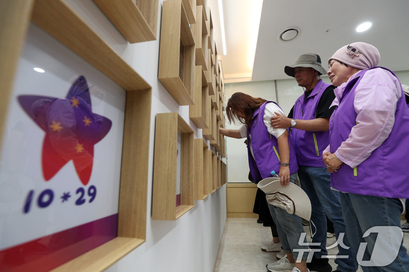 본문 이미지 - 16일 오후 서울 중구 을지로 1가 부림빌딩에 마련된 10·29 이태원 참사 기억·소통공간 '별들의 집'에서 유가족이 영정을 보며 슬퍼하고 있다. (공동취재) 2024.6.16/뉴스1 ⓒ News1 김진환 기자